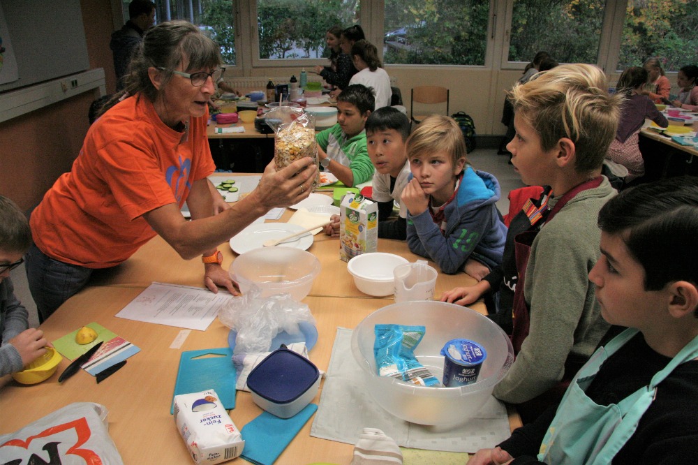 Ernährungsreferentin Gudrun Kayn-Scherneck von der Landesinitiative „Bewusste Kinderernährung“ (Beki) bereitet zusammen mit Fünftklässlern ein gesundes Frühstück vor.